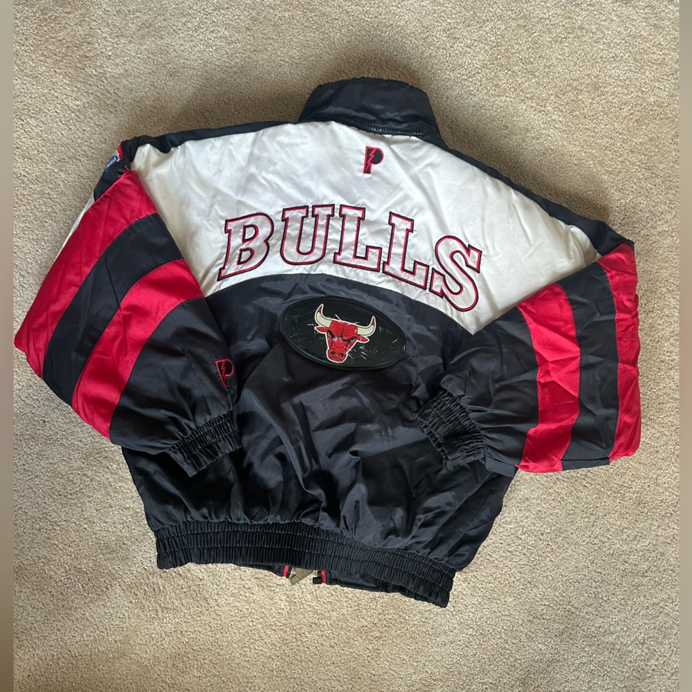 Chicago Bulls vintage jacket. Good used condition. Slight tear in seam on arm.